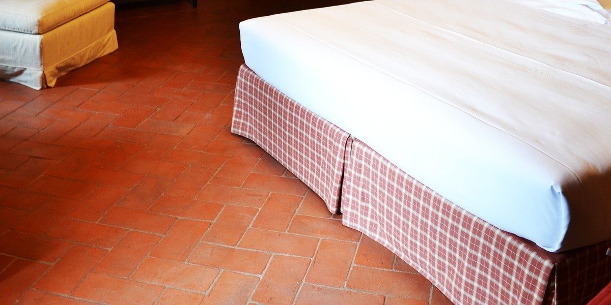 Pavimento in cotto di una camera d'albergo dopo il trattamento della R.M.G. Servizi con i prodotti Marbec