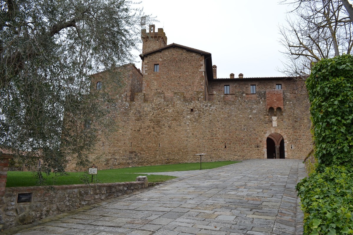 L'ingresso del castello banfi dimora storica trasformata in hotel di prestigio