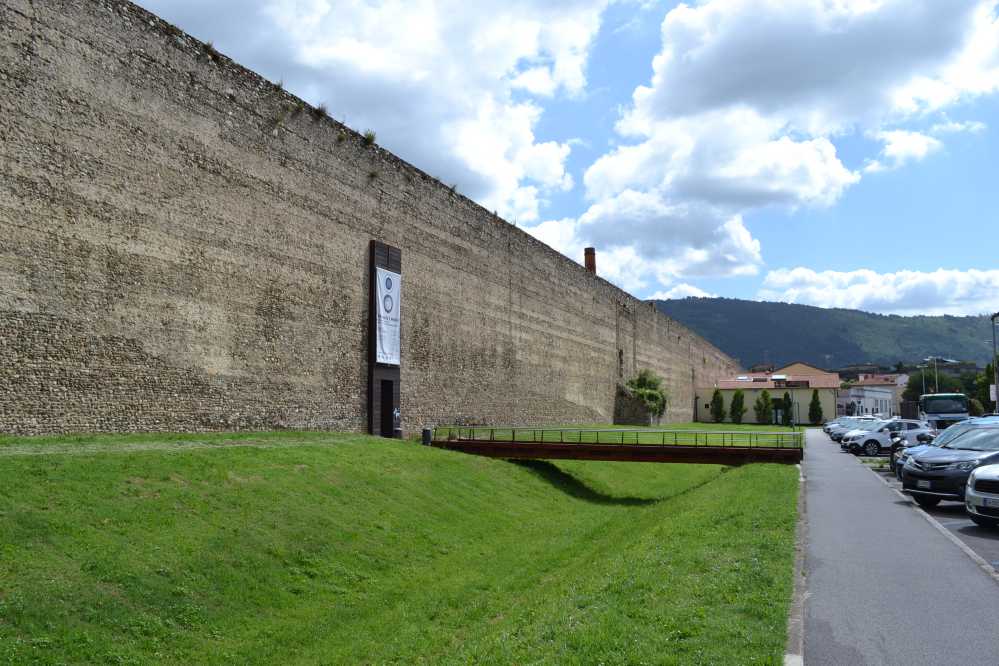 Tratto delle mura di Prato vicino all'ingresso del Museo del Tessuto