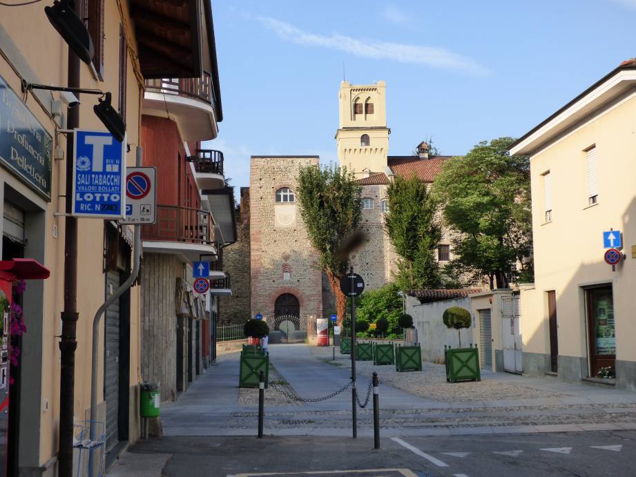 Il castello di Rivalta come appare dal paese: una vera fortezza