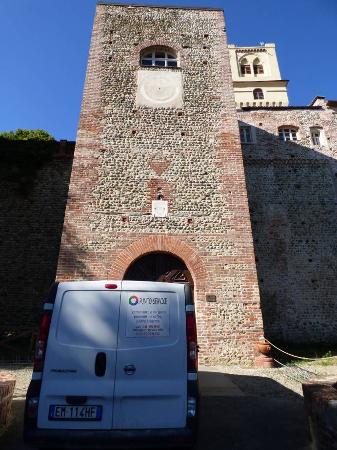 Il furgone della Punto Service davanti all'ingresso del castello di Rivalta