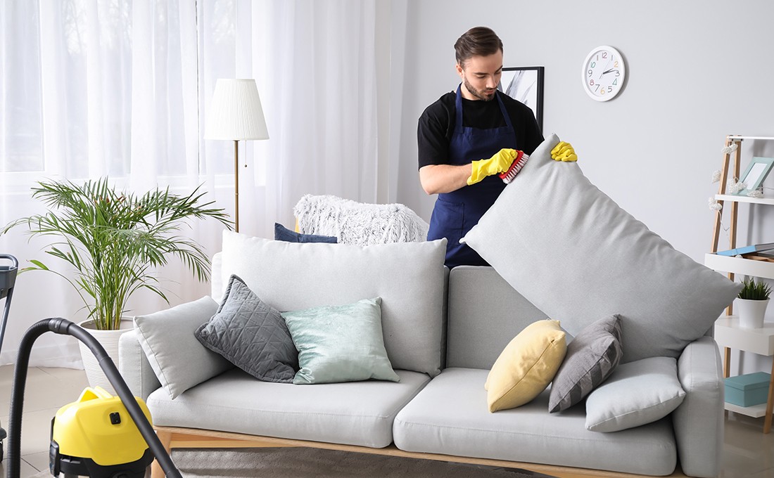 come pulire il divano in tessuto