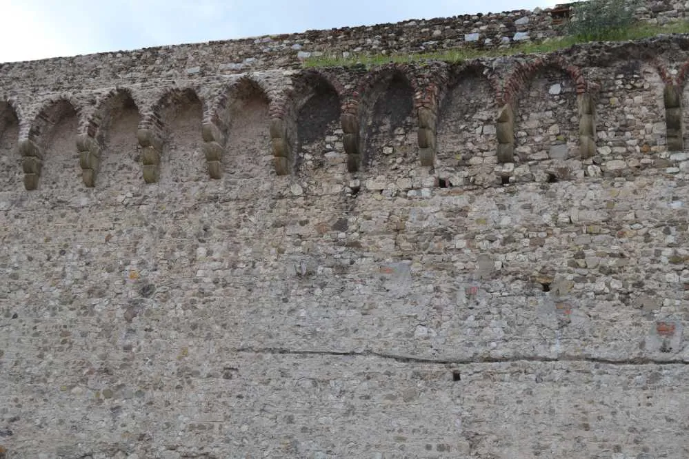 Differenza tra le mura restaurate e quelle ancora da pulire