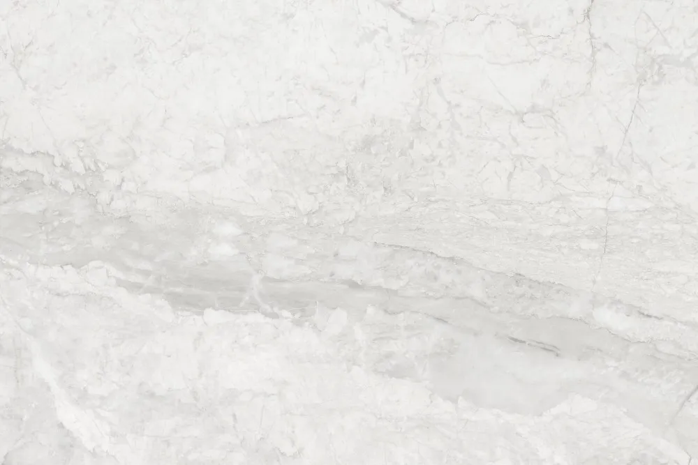 Superficie in marmo bianco con venature chiare
