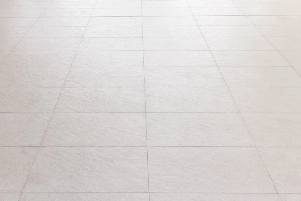 Un pavimento in gres porcellanato grigio