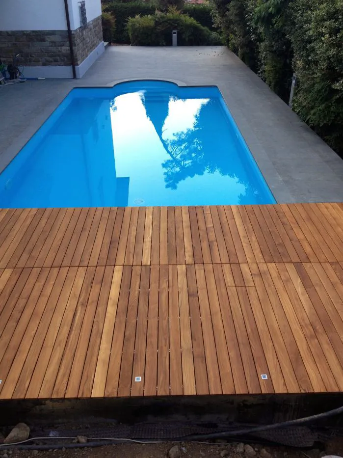 Una bellissima piscina in teak trattata con olio impregnante