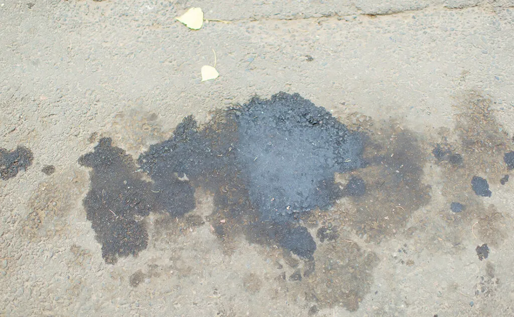 Come rimuovere le macchie di olio dai pavimenti