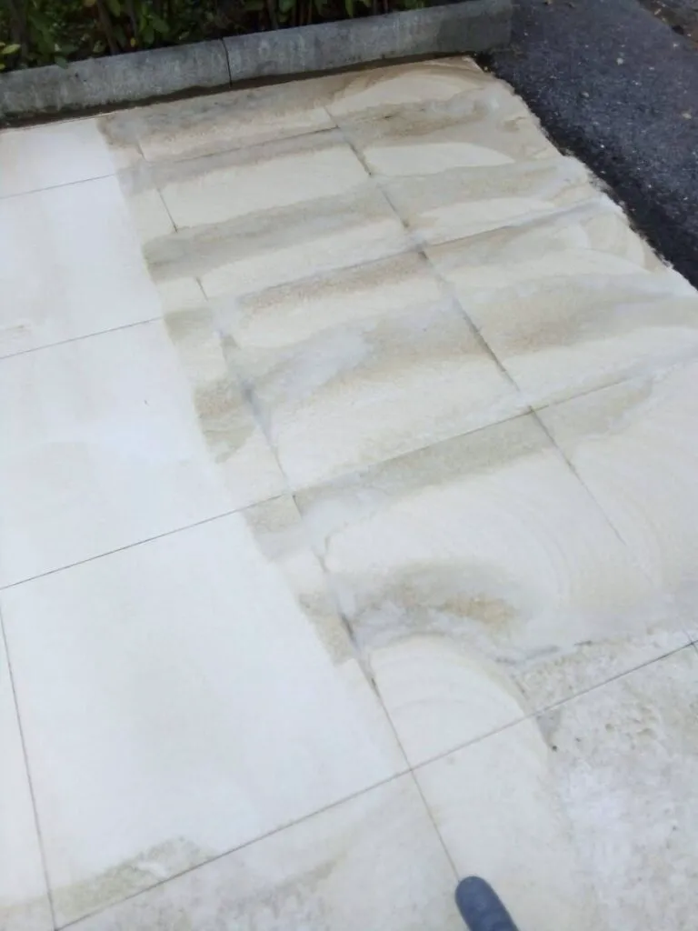 pavimento in gres porcellanato esterno bianco durante il trattamento con power det