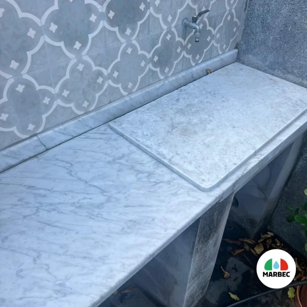 Come restaurare un piano in marmo rovinato