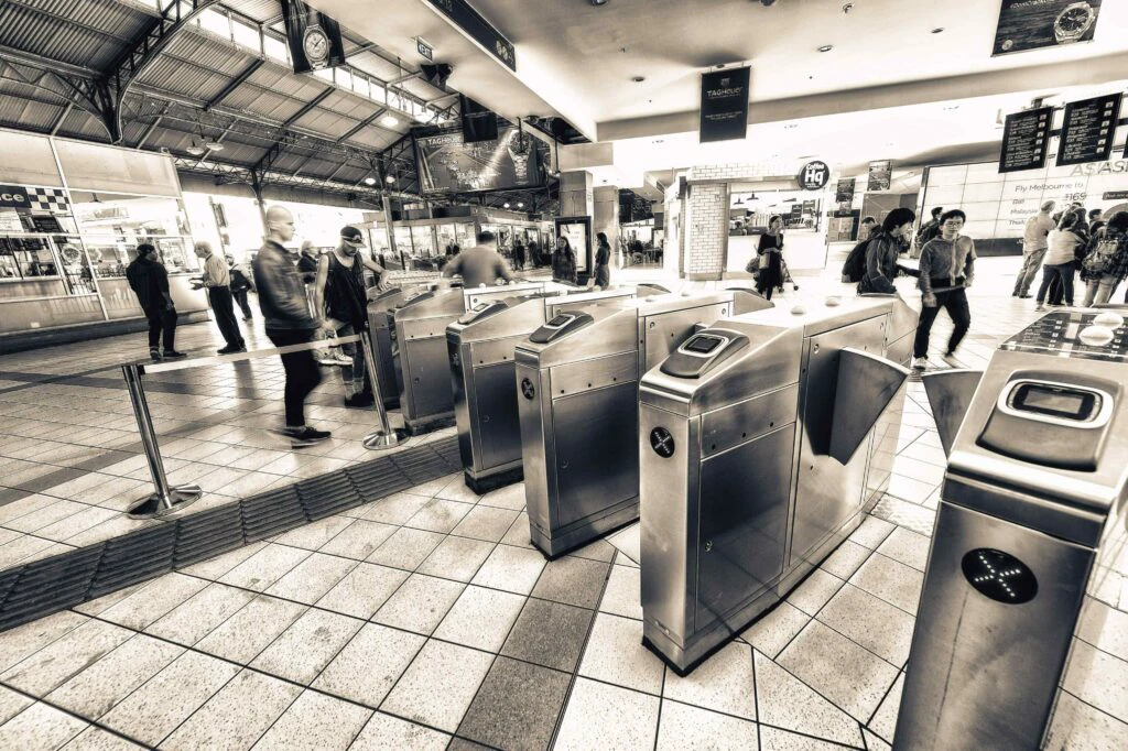 Persone entrano nei cancelli della metropolitana di melbourne, australia