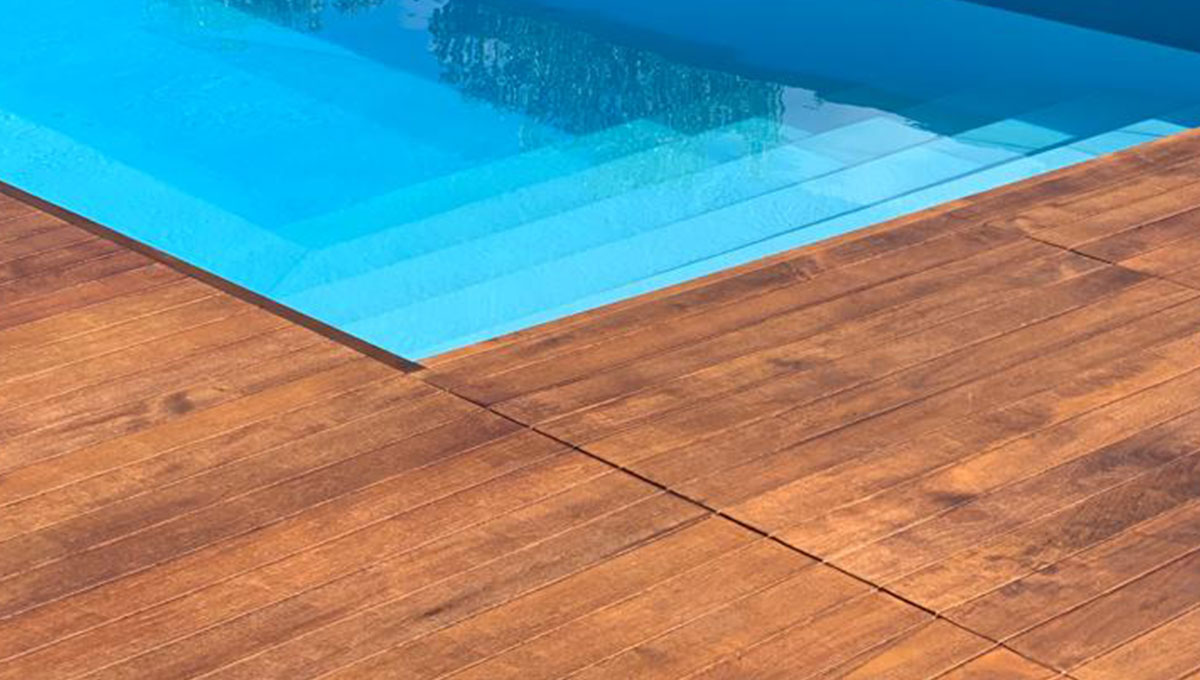 Pulire il teak bordo piscina