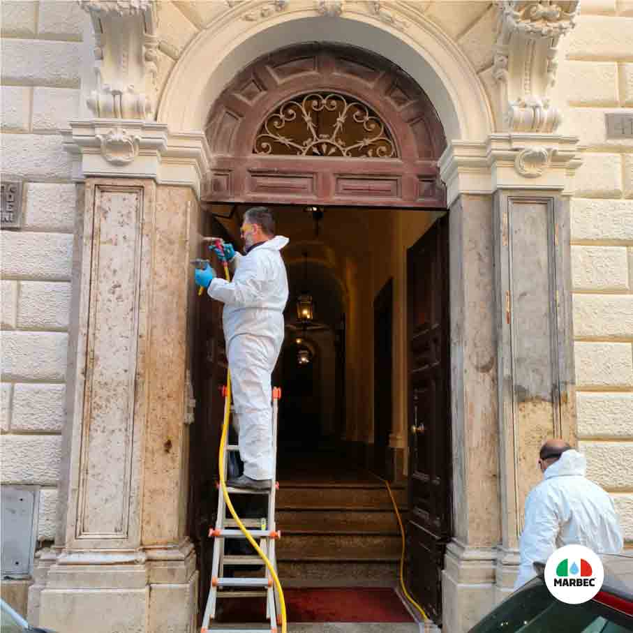 Restauro di un portone a Roma