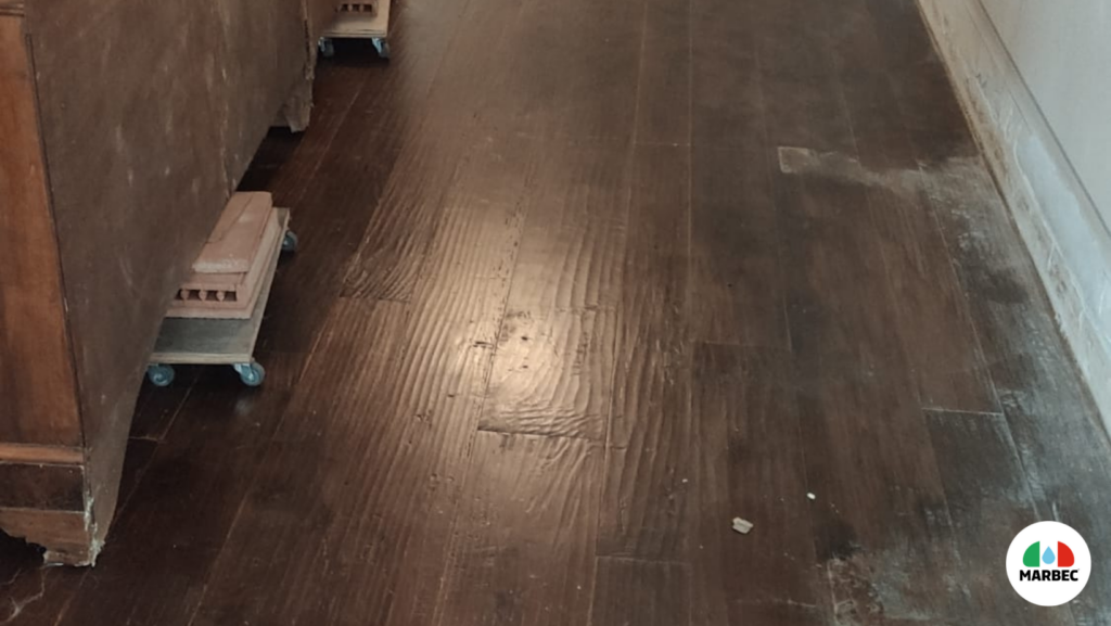 Come si presentava il pavimento in pavimento in legno noce piallato verniciato prima dell'intervento di recupero