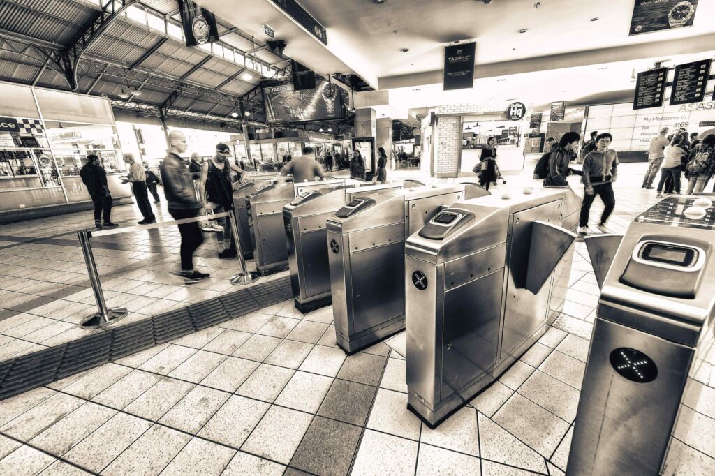 Persone entrano nei cancelli della metropolitana di melbourne, australia